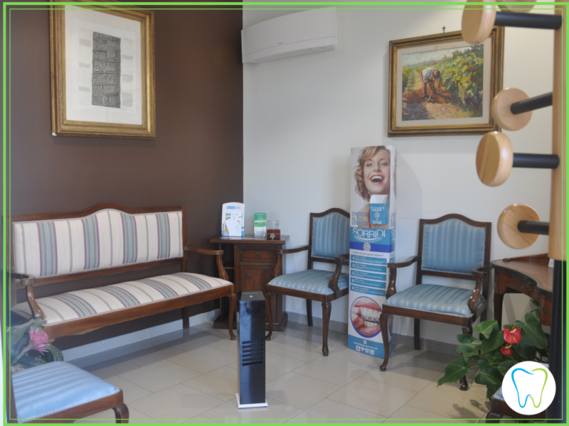 Rispetto distanze sicurezza sala attesa covid dentista ammendolia